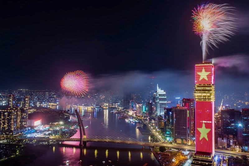 Màn pháo hoa nghệ thuật bắn từ tầng 55 Saigon Marina IFC thắp sáng bầu trời trung tâm TP. Hồ Chí Minh trong khoảnh khắc đón năm mới 2026.