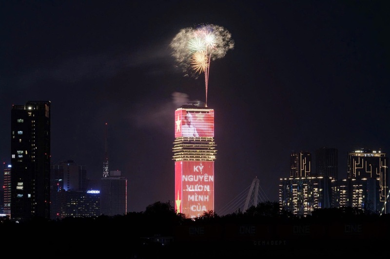 Tòa tháp Saigon Marina IFC rực sáng công nghệ ánh sáng LED Matrix, trở thành điểm nhấn thị giác nổi bật trong đêm Countdown 2026 bên sông Sài Gòn.