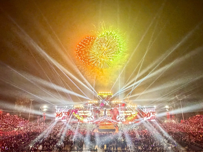 Đông đảo Nhân dân và du khách chào đón năm mới tại tỉnh Quảng Ninh. Ảnh: Thanh Tùng