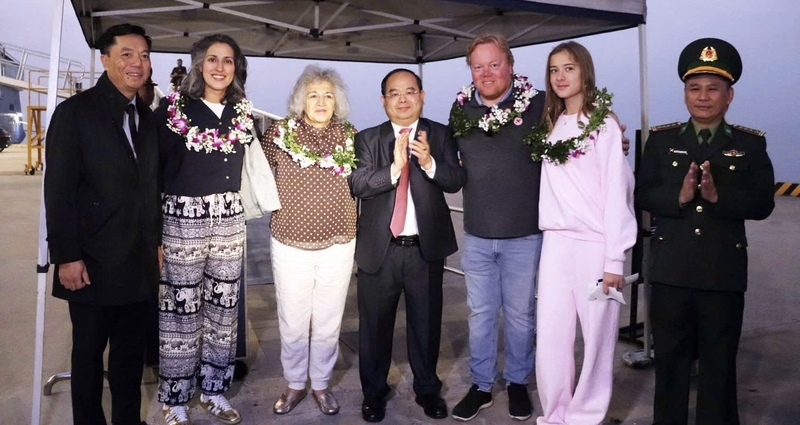 Bí thư Tỉnh ủy Quảng Ninh Quản Minh Cường đón đoàn khách quốc tế từ tàu biển Celebrity Solstice, mở đầu đầy triển vọng cho hoạt động du lịch Quảng Ninh năm 2026. Ảnh: Thanh Tùng