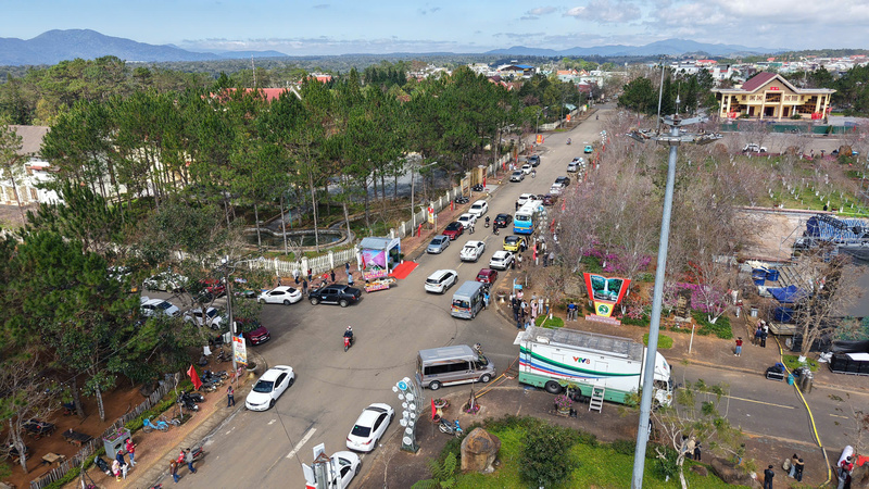 Sáng 1/1, hàng ngàn người đổ về Khu du lịch Măng Đen để dạo chơi trong ngày đầu năm mới 2026. Ảnh: Nguyễn Dương