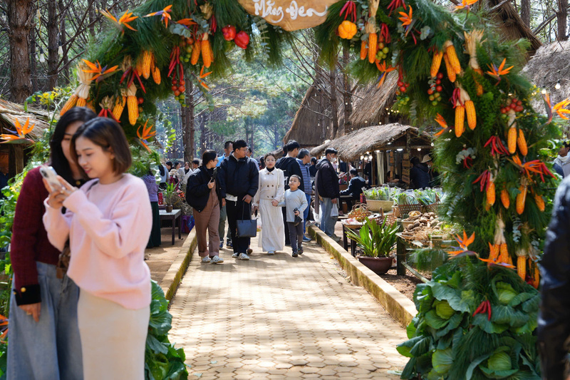 Du khách nườm nượp đổ về Khu du Lịch măng Đen để trải nghiệm. Ảnh: Nguyễn Dương