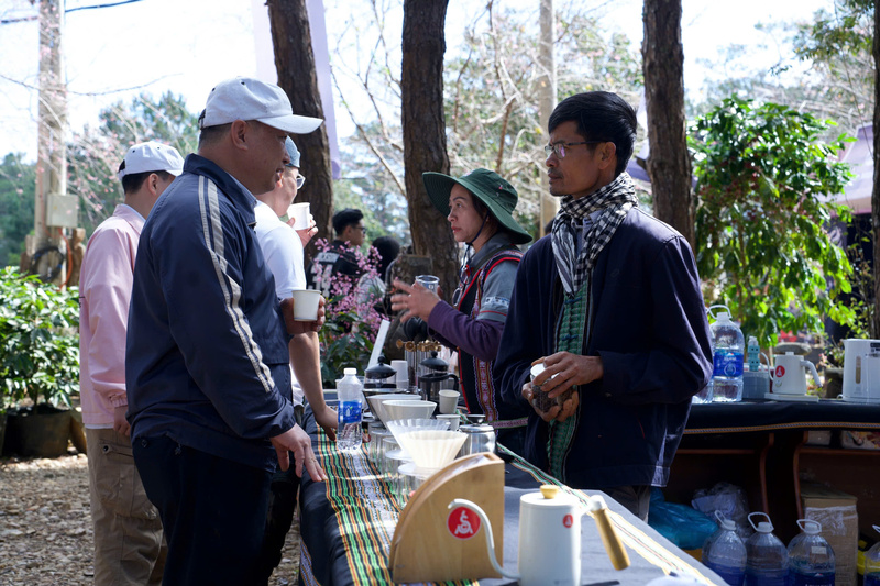 Cà phê Măng Đen là một trong những nơi thu hút được nhiều du khách đến thưởng thức. Ảnh: Nguyễn Dương