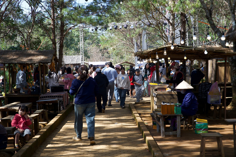 Sự kiện cũng là dịp để kết nối địa phương, doanh nghiệp, nghệ nhân và du khách, góp phần thúc đẩy phát triển du lịch xanh, bền vững tại Măng Đen. Ảnh: Nguyễn Dương