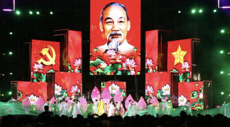 Chương trình nghệ thuật với chủ đề “Rạng rỡ Đắk Lắk - Chào năm mới 2026” tại Quảng trường 10/3. Ảnh: Công Lý