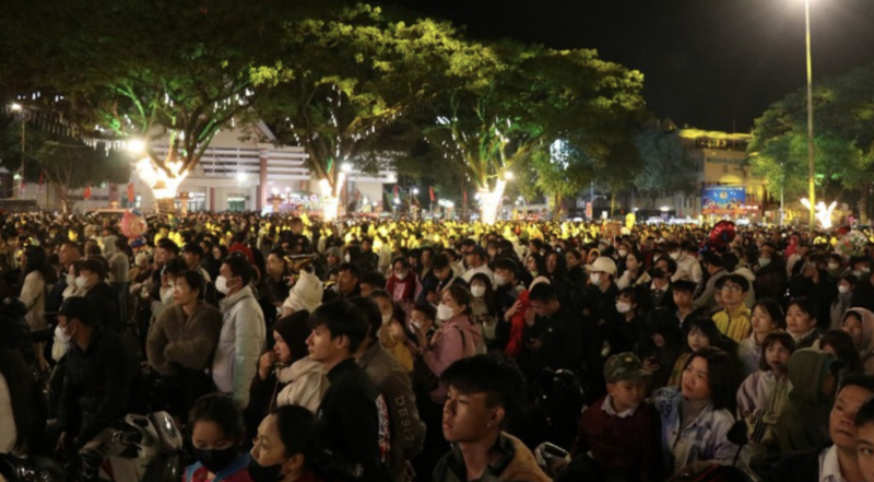 Người dân tại Quảng trường 10/3 xem Chương trình nghệ thuật với chủ đề “Rạng rỡ Đắk Lắk - Chào năm mới 2026”. Ảnh: Công Lý