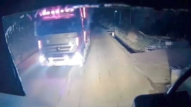 Hình ảnh từ camera hành trình xe chạy hướng ngược chiều với ô tô của chị H. Ảnh: Cục Cảnh sát giao thông