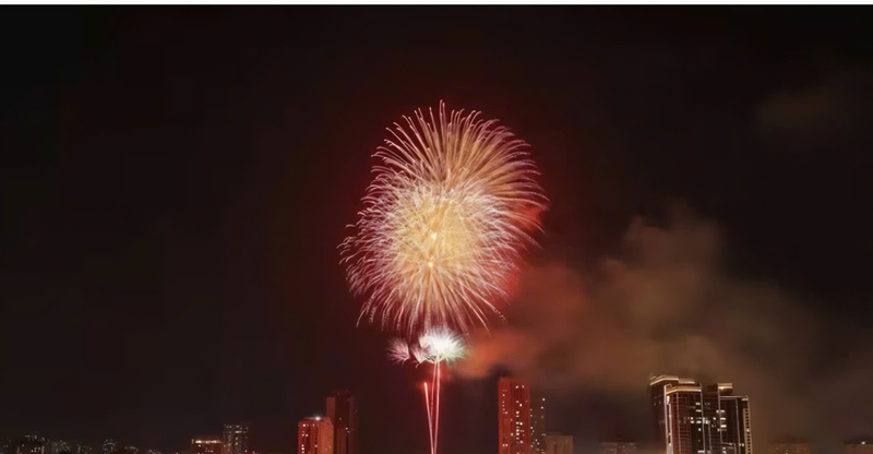 Đúng 23 giờ 45 phút ngày 31/12/2025 đến 0 giờ ngày 1/1/2026, những màn pháo hoa được bắn lên bầu trời Hà Nội. Ảnh: Văn Phong