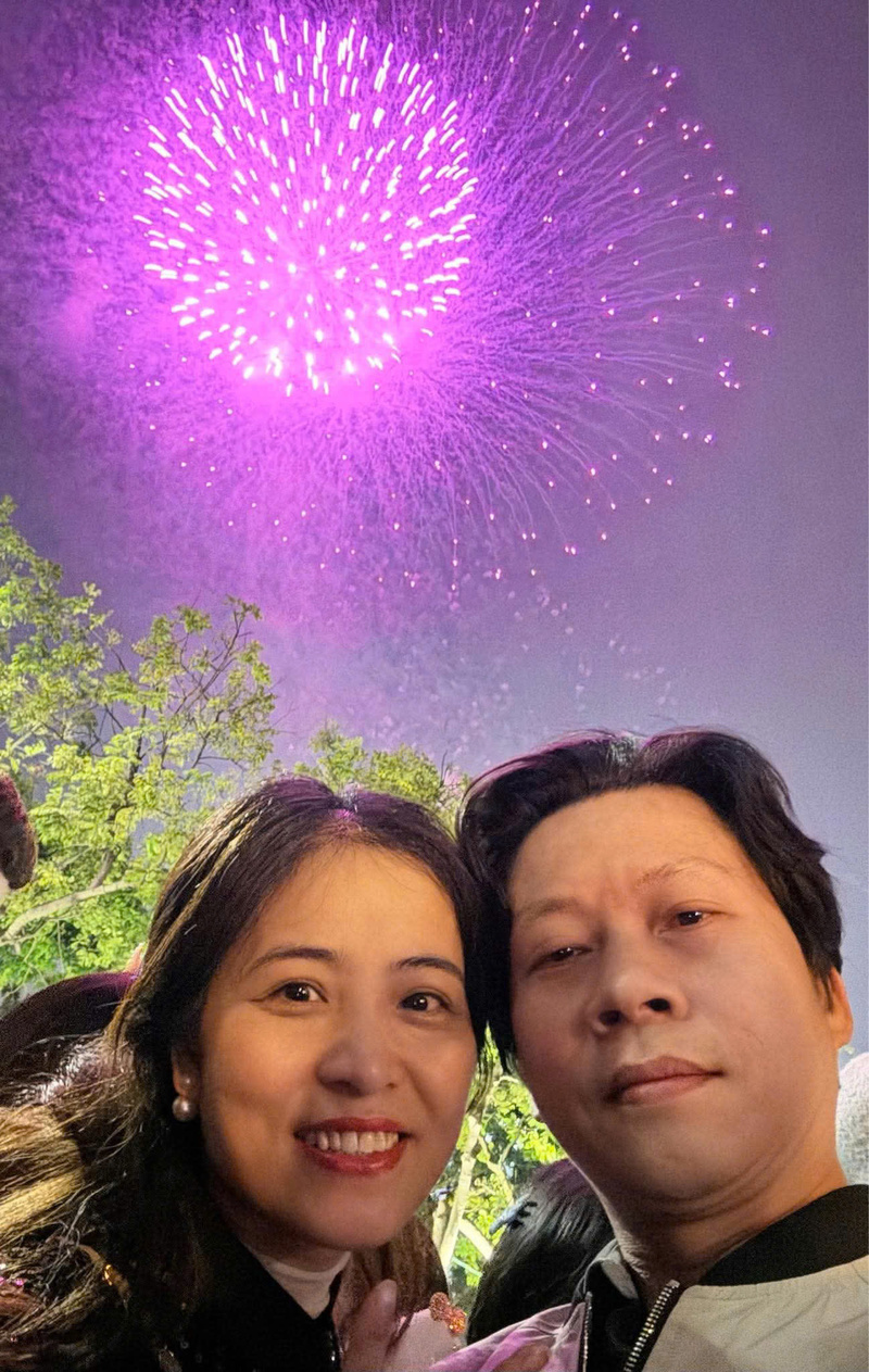 Vợ chồng anh Phong và chị Minh tranh thủ ghi lại khoảng khắc đêm giao thừa. Ảnh: Văn Phong