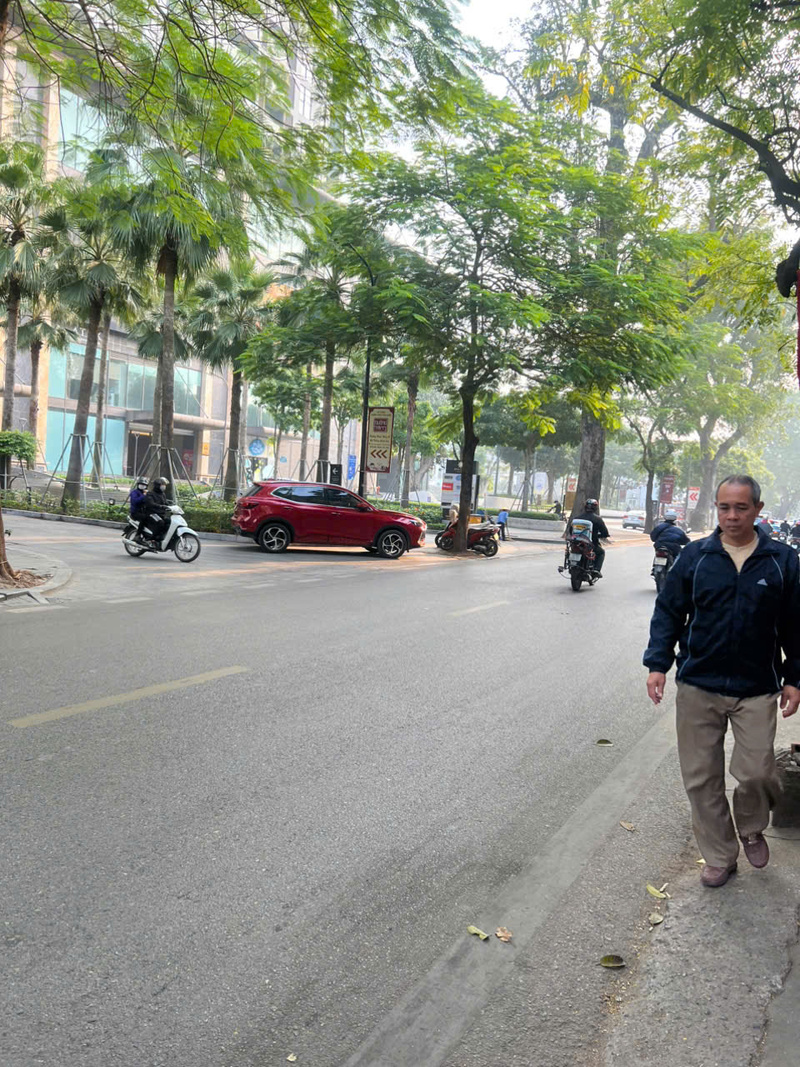 Ông Nguyễn Văn Ninh ở phường Nghĩa Đô tranh thủ đi bộ trên tuyến phố trung tâm vắng xe cộ, tận hưởng không khí yên bình, thong thả hiếm thấy của Hà Nội sáng mùng 1 năm mới. Ảnh: Văn Thi