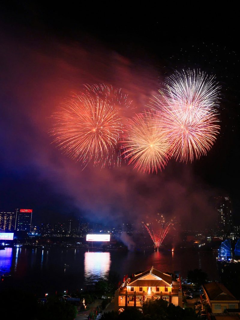 Khung cảnh pháo hoa nhìn từ khu vực Bến Nhà Rồng. Ảnh: VnExpress.