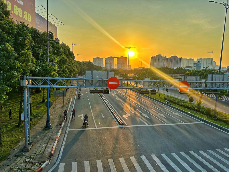 Ngày đầu năm mới, TP. Hồ Chí Minh rực rỡ trong nắng vàng.