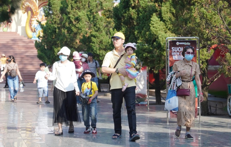 Nhiều gia đình tại TP. Hồ Chí Minh và các tỉnh lân cận như Đồng Nai, Tây Ninh tham quan Khu du lịch Suối Tiên. Ảnh: Minh Khuê.