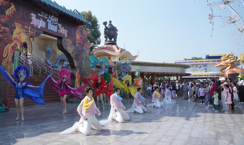 Với chuỗi sự kiện văn hóa, giải trí phong phú, hấp dẫn, du lịch TP. Hồ Chí Minh ghi nhận không khí nhộn nhịp, khi lượng khách tăng mạnh trong dịp tết Dương lịch 2026. Ảnh: Minh Khuê.