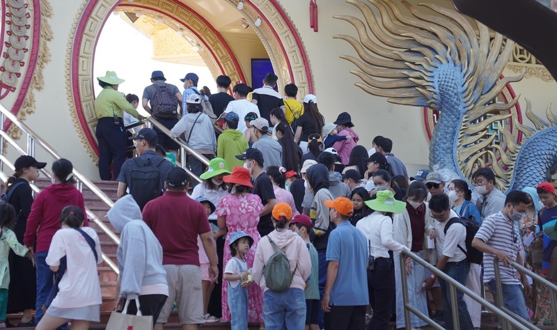 Với chuỗi hoạt động văn hóa, giải trí chào đón năm mới 2026 đặc sắc, Khu du lịch văn hóa Suối Tiên thu hút lượng khách tham quan tăng đột biết so với ngày thường. Ảnh: Minh Khuê.