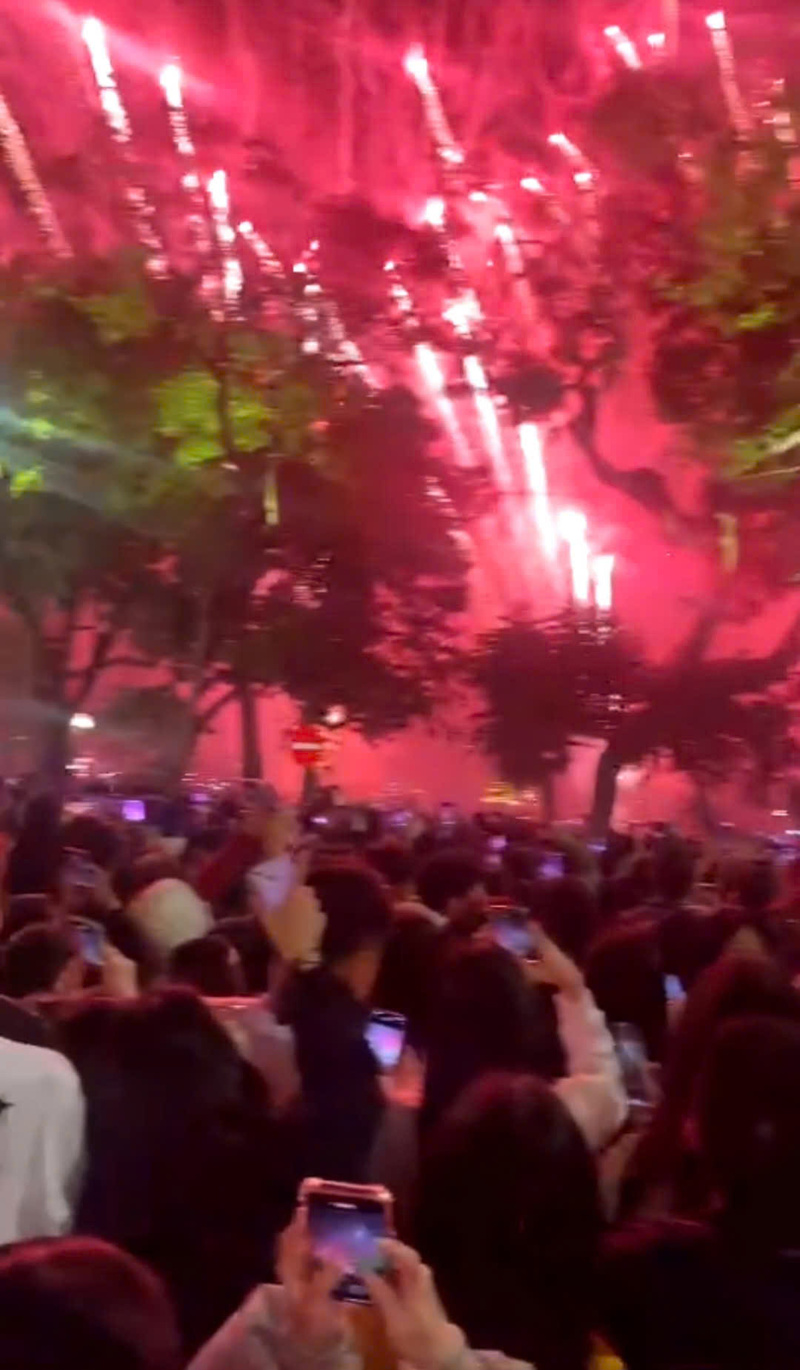 Các điểm bắn pháo hoa thu hút đông đảo người dân đến xem. Ảnh: Văn Thi