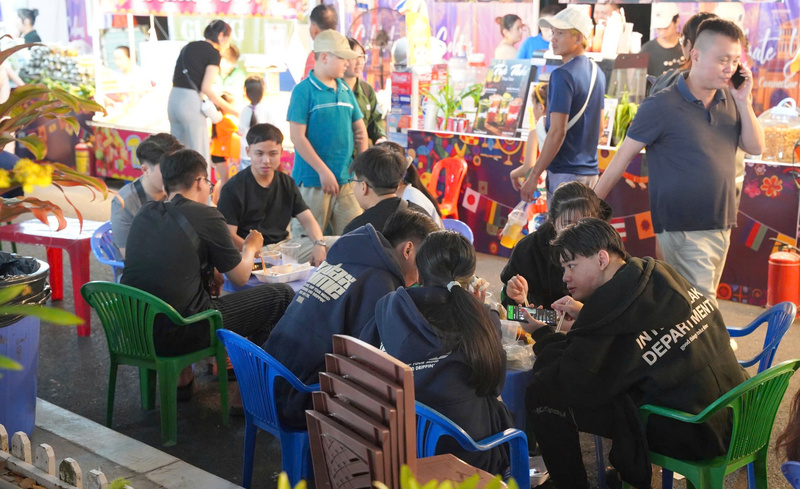 “Tuần lễ văn hóa quốc tế đón mừng năm mới 2026” diễn ra từ ngày 30/12/2025 đến ngày 4/1/2026, tại Thảo Cầm Viên thu hút đông đảo gia đình, bạn trẻ và du khách quốc tế. Ảnh: Minh Khuê.