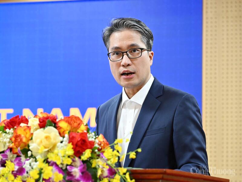 Tham tán thương mại Việt Nam tại Pháp Vũ Anh Sơn.