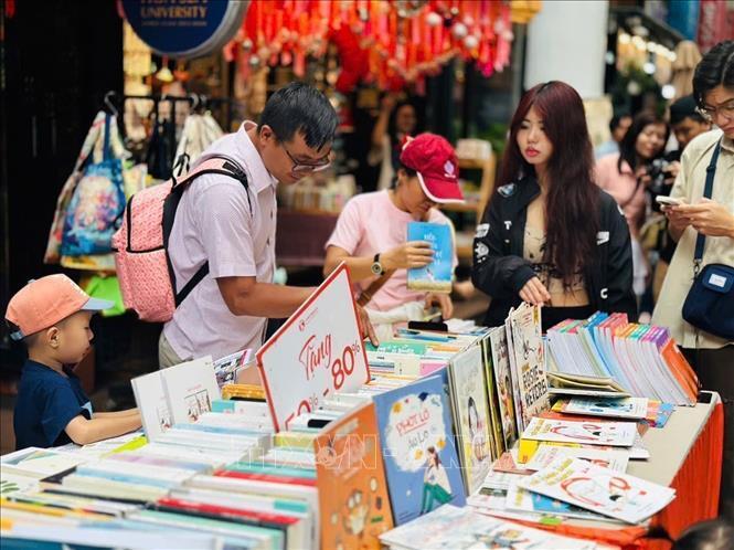 Phố sách cũng thu hút được đông khách tham quan - (Ảnh: TTXVN)