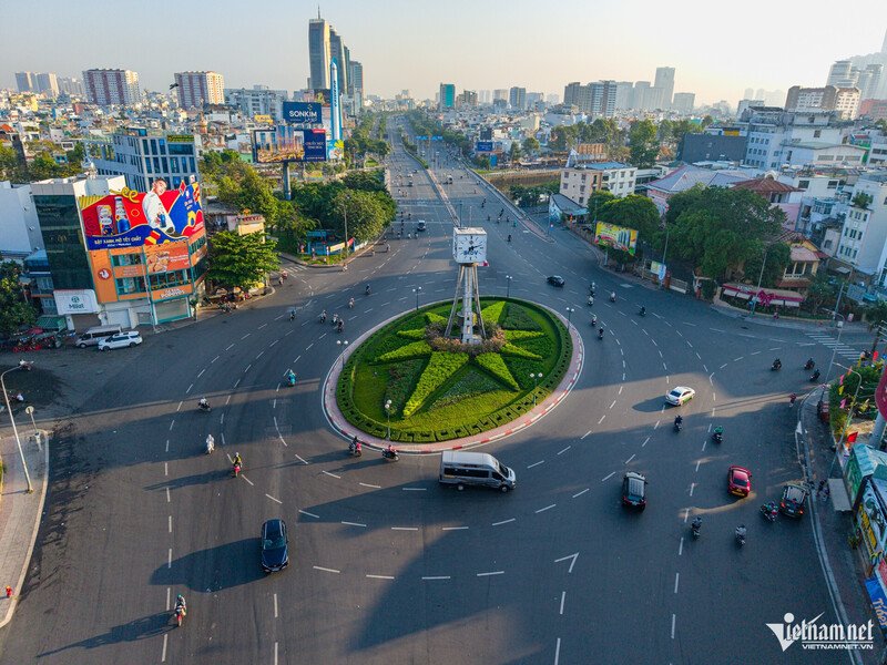 Các tuyến phố vắng vẻ trong ngày đầu năm mới. Ảnh: Vietnamnet.