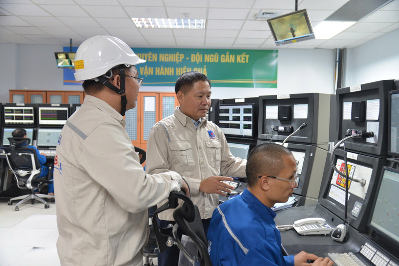 Chủ tịch HĐQT BSR Bùi Ngọc Dương kiểm tra công tác vận hành tại Phòng điều khiển trung tâm. Ảnh BSR