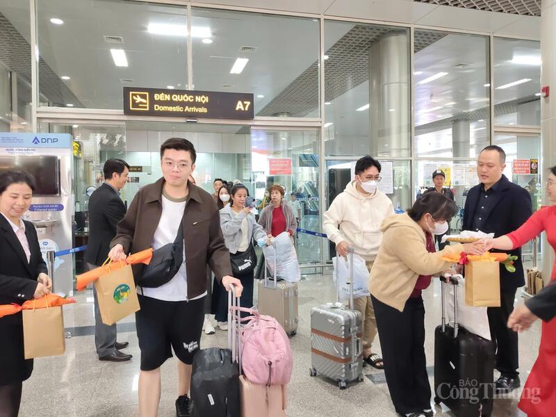 Du khách đến Lâm Đồng qua ga đến quốc nội, tại Cảng hàng không quốc tế Liên Khương.