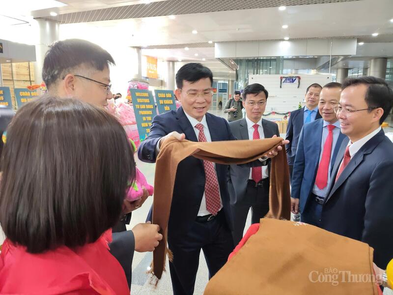 Ông Hồ Văn Mười, Chủ tịch UBND tỉnh Lâm Đồng cùng các đại biểu tham dự Chương trình Chào đón du khách đến Lâm Đồng năm mới 2026.