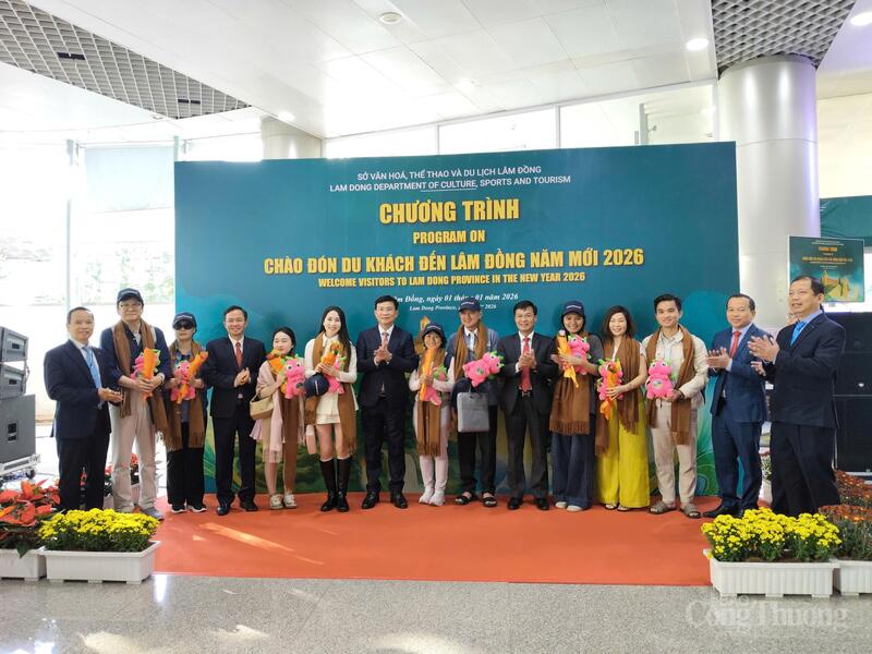 Chủ tịch UBND tỉnh Lâm Đồng Hồ Văn Mười cùng lãnh đạo các sở, ngành tặng hoa chào đón 10 du khách đầu tiên đến Lâm Đồng năm mới 2026.