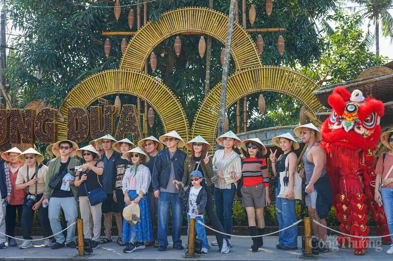 Trong ngày đầu năm mới 2026, điểm du lịch rừng dừa Bảy Mẫu Cẩm Thanh (phường Hội An Đông, TP. Đà Nẵng) rộn ràng các đoàn khách đến tham quan, trải nghiệm.