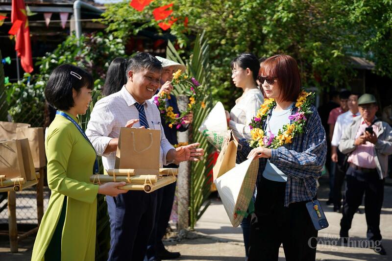 Để mở đầu cho chuỗi sự kiện văn hóa – du lịch năm 2026 của địa phương, phường Hội An Đông đã tổ chức “Chào mừng đoàn khách xông đất rừng dừa Bảy Mẫu Cẩm Thanh" tại bến thủy du lịch nội địa Thanh Tam, đón những đoàn khách đầu tiên đến với rừng dừa trong ngày đầu năm.