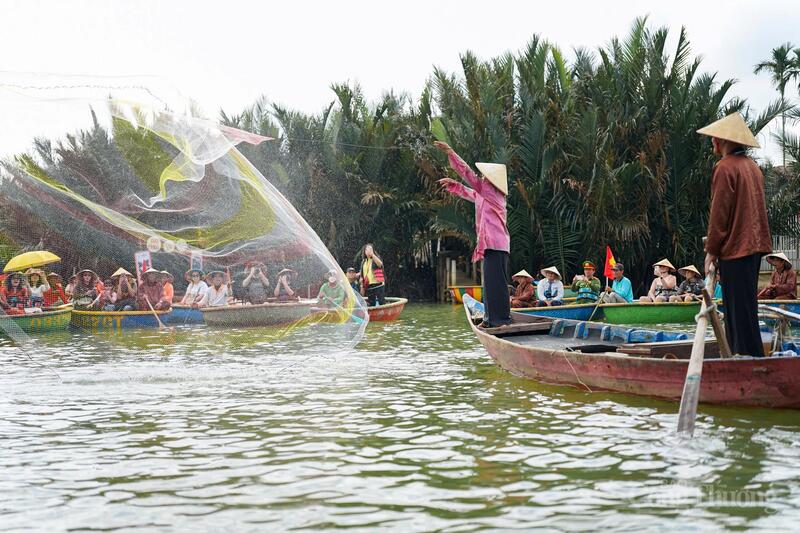 Du khách thưởng thức các hoạt động mang đậm bản sách văn hóa bản địa, đậm dấu ấn của miền dừa tre.