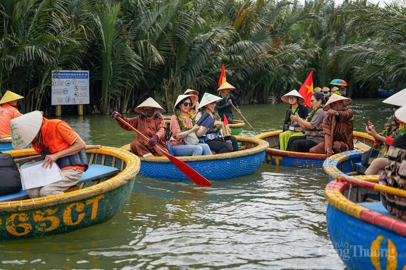 Các đoàn du khách hào hứng trải nghiệm tham quan rừng dừa Bảy Mẫu bằng thúng chai – đặc sản du lịch của rừng dừa.
