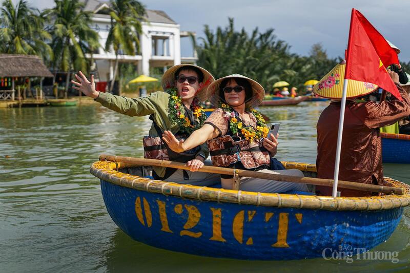 Du khách nườm nượp tham quan rừng dừa Bảy Mẫu Cẩm Thanh.