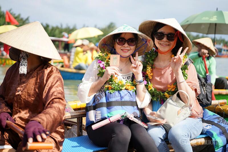 Các du khách Việt hào hứng trải nghiệm ngày đầu tiên của kỳ nghỉ lễ tết Dương lịch tai rừng dừa Bảy Mẫu Cẩm Thanh.