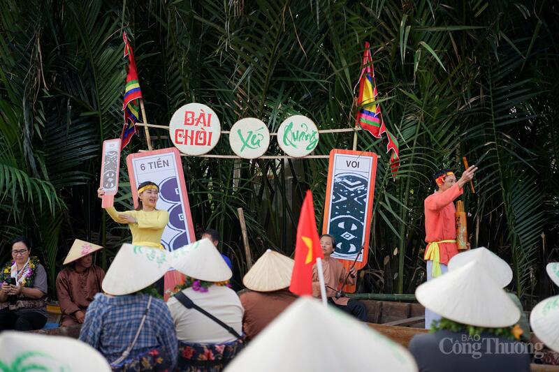 Thưởng thức nghệ thuật hô hát bài chòi giữa khung cảnh sông nước.