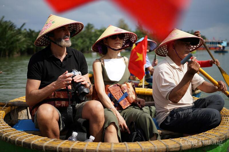 Du khách quốc tế trải nghiệm tham quan rừng dừa Bảy Mẫu bằng thúng chai.