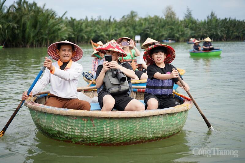 Lan tỏa hình ảnh rừng dừa Bảy Mẫu Cẩm Thanh - điểm đến xanh, an toàn, thân thiện và giàu bản sắc, tạo ấn tượng tốt đẹp với du khách ngay từ thời khắc đầu năm, góp phần thúc đẩy du lịch địa phương bền vững trong năm 2026 và những năm tiếp theo.