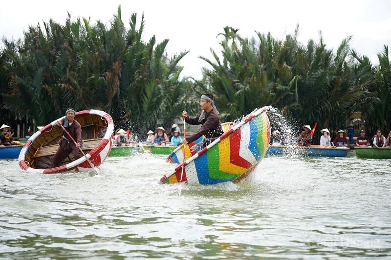 Trình diễn múa thúng trong sự hào hứng của du khách.