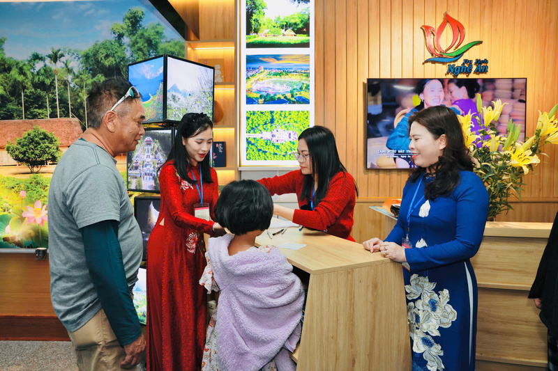 Tại quầy thông tin, khu vực ga đến, hành khách được tham gia chương trình bốc thăm may mắn, thưởng thức trà sen và nhận các ấn phẩm du lịch đặc sắc của Nghệ An. Ảnh: Mai Liễu