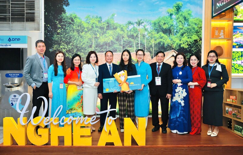 Ngay khi máy bay hạ cánh, Ban Tổ chức đã tặng hoa và quà cho những hành khách đầu tiên. Ảnh: Mai Liễu