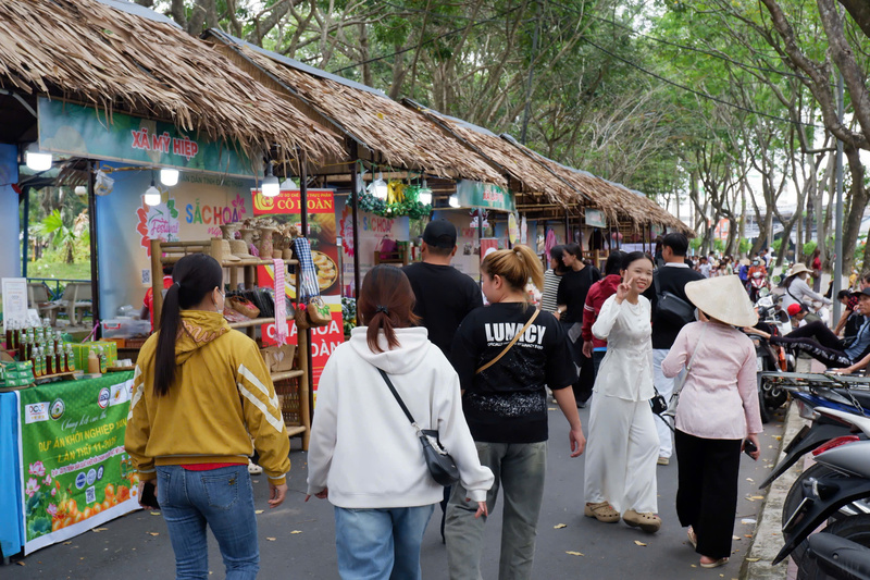 Du khách tranh chủ check-in tại Festival Hoa - Kiểng Sa Đéc. Ảnh: Minh Anh.