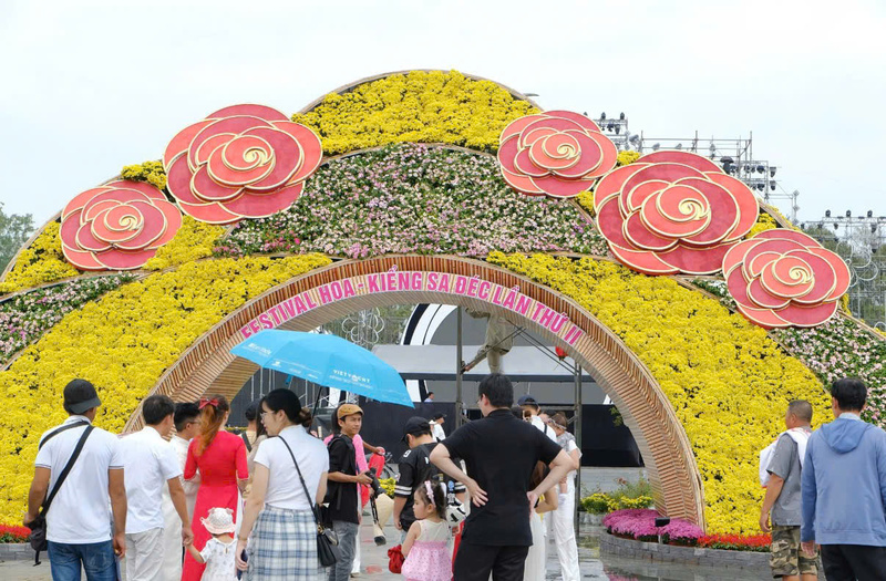 Người dân và du khách tham quan, chụp ảnh tại cổng chính Festival Hoa – Kiểng Sa Đéc lần thứ II – năm 2025, trong không khí nhộn nhịp của ngày đầu năm mới. Ảnh: Festival Hoa Kiểng Sa Đéc