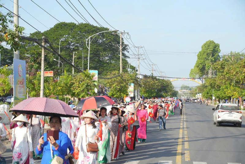 Người dân và du khách mặc áo dài truyền thống tham gia diễu hành tại Festival Hoa - Kiểng Sa Đéc tạo nên không khí rộn ràng, đậm bản sắc văn hóa trên các tuyến đường trung tâm. Ảnh: Festival Hoa Kiểng Sa Đéc