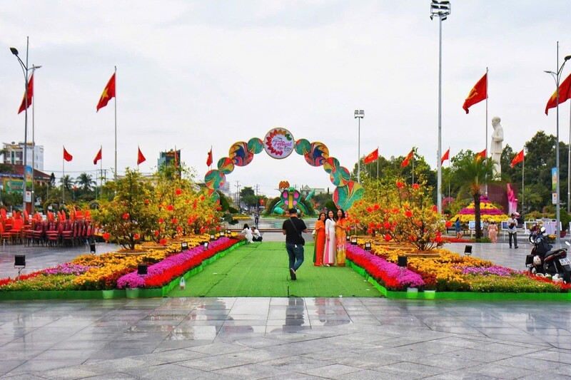 Quảng trường Sa Đéc khoác lên mình "chiếc áo mới" lộng lẫy, thu hút dòng người du xuân trong ngày đầu năm. Ảnh: Minh Anh