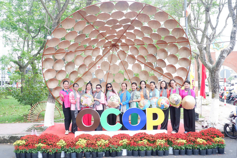 Du khách chụp ảnh lưu niệm tại Festival Hoa - Kiểng Sa Đéc. Ảnh: Minh Anh