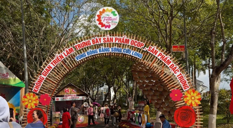 Khu vực trưng bày, giới thiệu sản phẩm OCOP và đặc sản vùng Đồng bằng sông Cửu Long thu hút đông đảo người dân và du khách tham quan, mua sắm trong suốt thời gian diễn ra lễ hội. Ảnh: Minh Anh