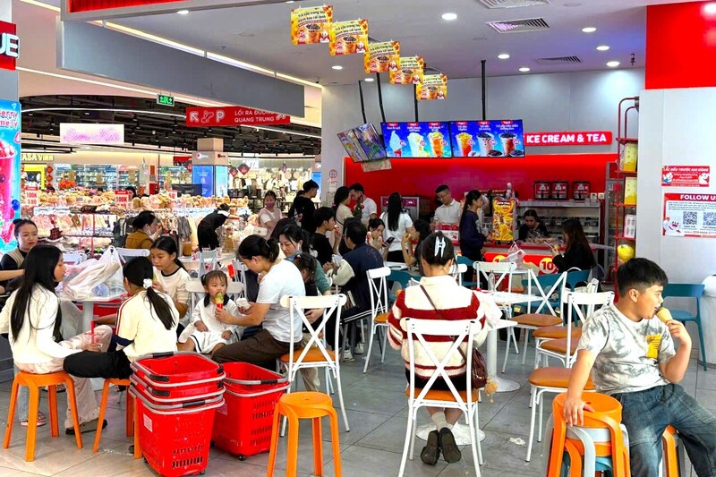 Không khí tươi vui, đầm ấm ở các không gian. Ảnh: Mai Liễu