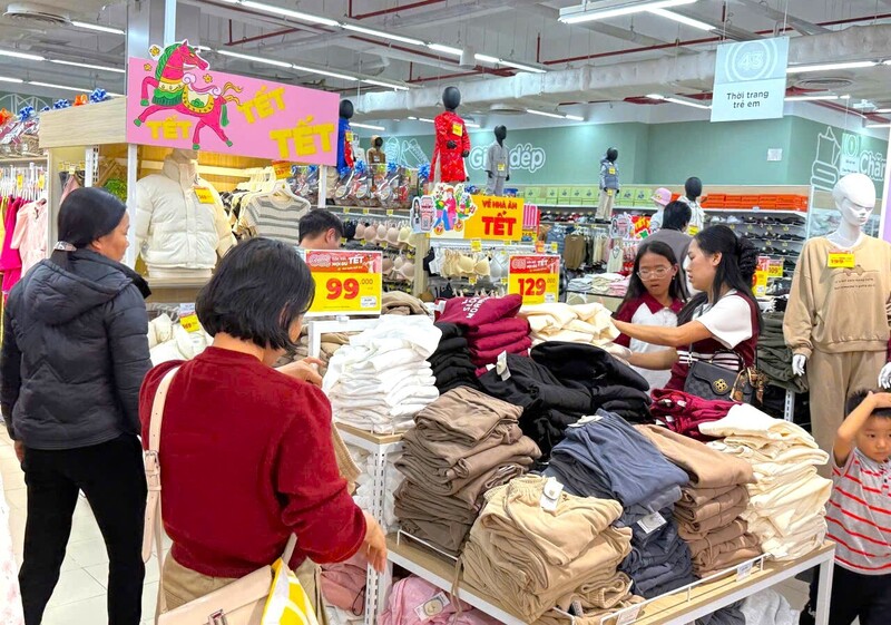 Nghỉ tết Dương lịch cũng là dịp để người dân mua sắm, chuẩn bị cho tết Nguyên đán đang cận kề. Ảnh: Mai Liễu