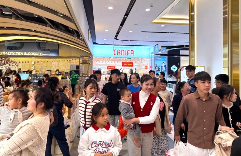 Tại các trung tâm thương mại, siêu thị, khu vui chơi giải trí, đông đảo người dân đã đến tham quan, mua sắm, ăn uống, nghỉ ngơi trong ngày đầu nghỉ tết Dương lịch. Ảnh: Mai Liễu