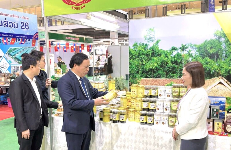 Lãnh đạo Sở Công Thương tỉnh Nghệ An tham quan gian hàng của Nghệ An trưng bày tại Hội chợ Việt - Lào năm 2025. Ảnh: Thu Huyền
